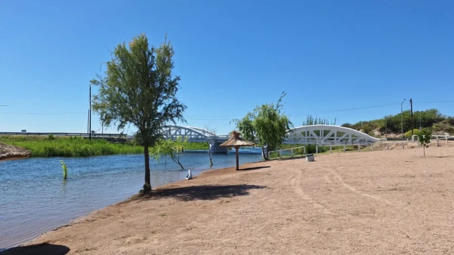 La costanera de Los Tableros abre su temporada con un sunset sobre el Atuel