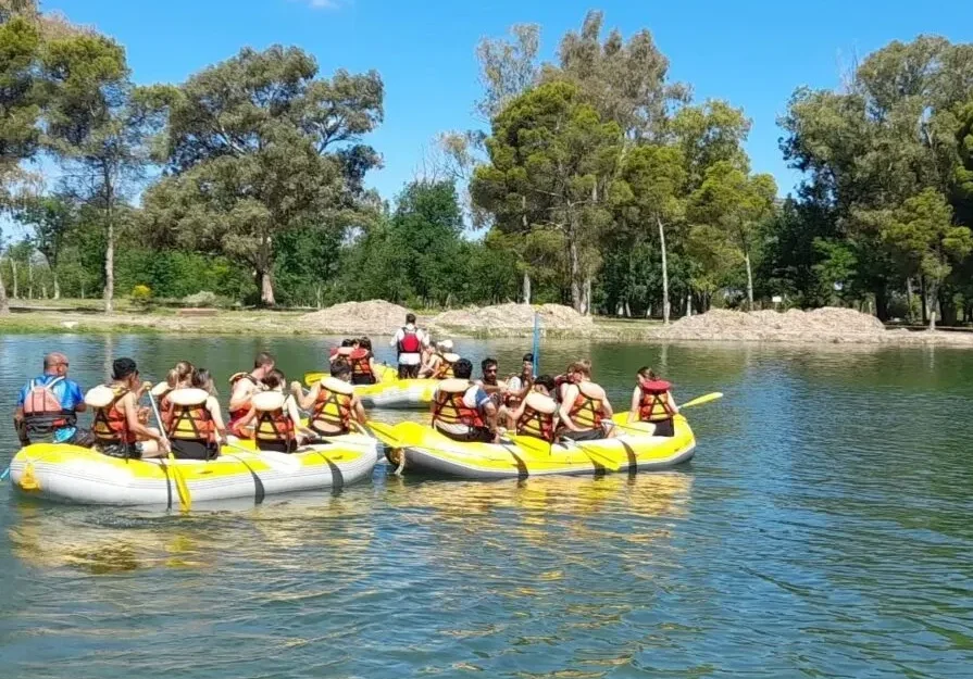 Con la laguna a pleno, volvieron las clases de rafting al parque Moreno